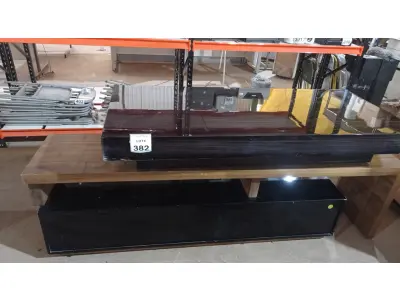 LOTE 382 - 01 RACK DE MADEIRA COM 02 GAVETAS E 01 PORTA E 01 MESA DE CENTRO EM MADEIRA. (NO ESTADO) ATENÇÃO! FAZER A VISITAÇÃO ANTES DE ARREMATAR, NÃO SABEMOS SE FUNCIONA, LEILÃO NÃO TEM GARANTIA E NEM DEVOLUÇÃO, SUJEITO A POSSÍVEIS AVARIAS VISÍVEIS/OCULTAS E/OU AUSÊNCIA DE COMPONENTES.