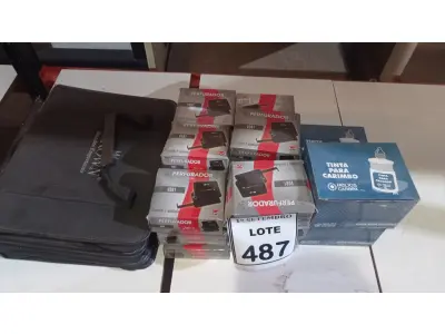 LOTE 487 - 20 CAIXAS DE PERFURADORES DE PAPEL, 06 CAIXAS DE TINTA PARA CARIMBO E 01 PASTA PARA CANETAS. (NO ESTADO) ATENÇÃO! FAZER A VISITAÇÃO ANTES DE ARREMATAR, NÃO SABEMOS SE FUNCIONA, LEILÃO NÃO TEM GARANTIA E NEM DEVOLUÇÃO, SUJEITO A POSSÍVEIS AVARIAS VISÍVEIS/OCULTAS E/OU AUSÊNCIA DE COMPONENTES.