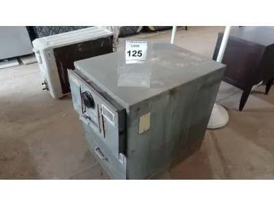LOTE 125 - 01 COFRE. (NO ESTADO EM QUE SE ENCONTRA. SUJEITO A AVARIAS OCULTAS/VISÍVEIS.) AV9605V
