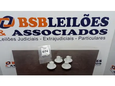 LOTE 074 - 04 XÍCARAS COM 04 PIRES. (NO ESTADO EM QUE SE ENCONTRA. SUJEITO A AVARIAS OCULTAS/VISÍVEIS.)