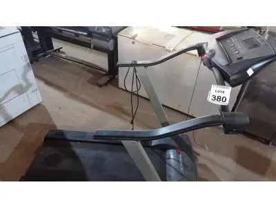 LOTE 380 - 01 ESTEIRA ERGOMÉTRICA MARCA REEBOK. (NO ESTADO) ATENÇÃO! FAZER A VISITAÇÃO ANTES DE ARREMATAR, NÃO SABEMOS SE FUNCIONA, LEILÃO NÃO TEM GARANTIA E NEM DEVOLUÇÃO, SUJEITO A POSSÍVEIS AVARIAS VISÍVEIS/OCULTAS E/OU AUSÊNCIA DE COMPONENTES.