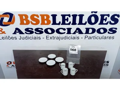LOTE 068 - 04 XÍCARAS COM 04 PIRES. (NO ESTADO EM QUE SE ENCONTRA. SUJEITO A AVARIAS OCULTAS/VISÍVEIS.)
