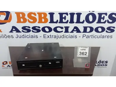 LOTE 362 - 01 GAVETA DE DINHEIRO. (NO ESTADO) ATENÇÃO! FAZER A VISITAÇÃO ANTES DE ARREMATAR, NÃO SABEMOS SE FUNCIONA, LEILÃO NÃO TEM GARANTIA E NEM DEVOLUÇÃO, SUJEITO A POSSÍVEIS AVARIAS VISÍVEIS/OCULTAS E/OU AUSÊNCIA DE COMPONENTES.