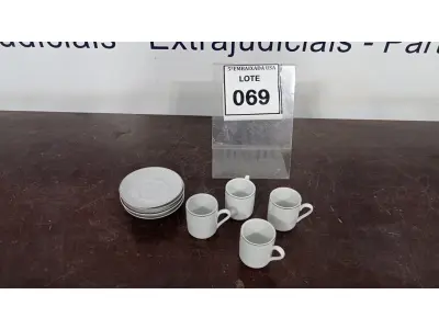 LOTE 069 - 04 XÍCARAS COM 04 PIRES. (NO ESTADO EM QUE SE ENCONTRA. SUJEITO A AVARIAS OCULTAS/VISÍVEIS.)