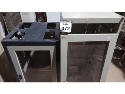 LOTE 372 - 02 RACKS DE FERRO COM PORTA DE ACRÍLICO. (NO ESTADO) ATENÇÃO! FAZER A VISITAÇÃO ANTES DE ARREMATAR, NÃO SABEMOS SE FUNCIONA, LEILÃO NÃO TEM GARANTIA E NEM DEVOLUÇÃO, SUJEITO A POSSÍVEIS AVARIAS VISÍVEIS/OCULTAS E/OU AUSÊNCIA DE COMPONENTES.