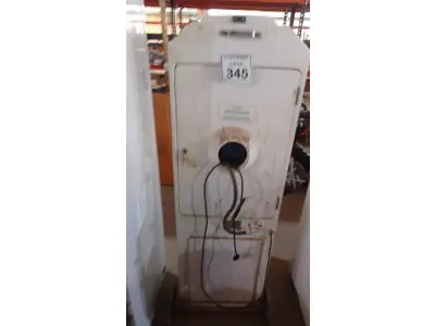 LOTE 345 - 01 MÁQUINA DE FAZER SUCO DE LARANJA. (NO ESTADO) ATENÇÃO! FAZER A VISITAÇÃO ANTES DE ARREMATAR, NÃO SABEMOS SE FUNCIONA, LEILÃO NÃO TEM GARANTIA E NEM DEVOLUÇÃO, SUJEITO A POSSÍVEIS AVARIAS VISÍVEIS/OCULTAS E/OU AUSÊNCIA DE COMPONENTES.