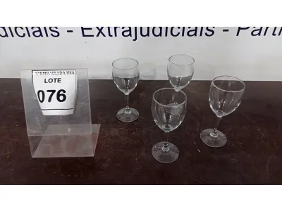 LOTE 076 - 04 TAÇAS EM VIDRO. (NO ESTADO EM QUE SE ENCONTRA. SUJEITO A AVARIAS OCULTAS/VISÍVEIS.)