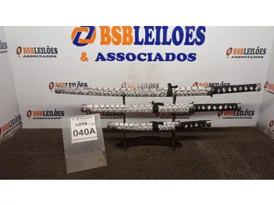 LOTE 040 - 03 ESPADAS KATANA ORNAMENTAL COM SUPORTE. (NO ESTADO) ATENÇÃO! FAZER A VISITAÇÃO ANTES DE ARREMATAR, NÃO SABEMOS SE FUNCIONA, LEILÃO NÃO TEM GARANTIA E NEM DEVOLUÇÃO, SUJEITO A POSSÍVEIS AVARIAS VISÍVEIS/OCULTAS E/OU AUSÊNCIA DE COMPONENTES.