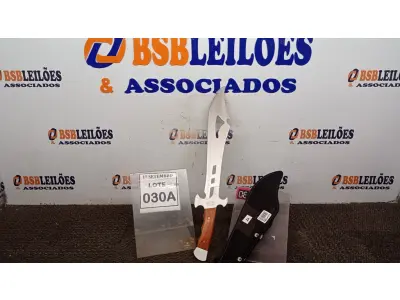 LOTE 030 - 01 FACÃO  IMPORTADA AÇO INOXIDÁVEL CABO EM MADEIRA  FULL TANG BAINHA DE NYLON TAMANHO TOTAL 50CM PESO 526G JÁ AFIADA  . (NO ESTADO) ATENÇÃO! FAZER A VISITAÇÃO ANTES DE ARREMATAR, NÃO SABEMOS SE FUNCIONA, LEILÃO NÃO TEM GARANTIA E NEM DEVOLUÇÃO, SUJEITO A POSSÍVEIS AVARIAS VISÍVEIS/OCULTAS E/OU AUSÊNCIA DE COMPONENTES.