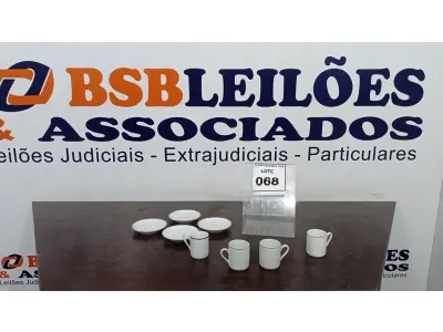 LOTE 068 - 04 XÍCARAS COM 04 PIRES. (NO ESTADO EM QUE SE ENCONTRA. SUJEITO A AVARIAS OCULTAS/VISÍVEIS.)