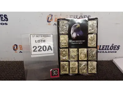 LOTE 220 - 01 KIT COM 12 ISQUEIRO TIPO ZIPPO PERSONALIZADOS. (NO ESTADO) ATENÇÃO! FAZER A VISITAÇÃO ANTES DE ARREMATAR, NÃO SABEMOS SE FUNCIONA, LEILÃO NÃO TEM GARANTIA E NEM DEVOLUÇÃO, SUJEITO A POSSÍVEIS AVARIAS VISÍVEIS/OCULTAS E/OU AUSÊNCIA DE COMPONENTES.