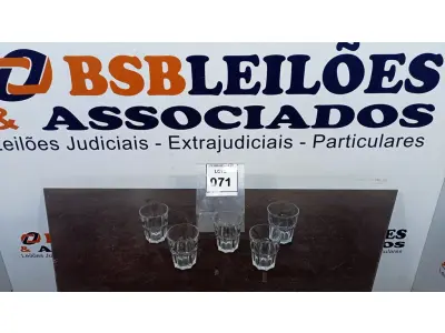 LOTE 071 - 05 COPOS EM VIDRO. (NO ESTADO EM QUE SE ENCONTRA. SUJEITO A AVARIAS OCULTAS/VISÍVEIS.)