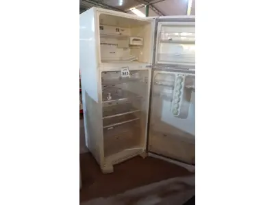 LOTE 343 - 01 GELADEIRA 02 PORTAS MARCA ELECTROLUX. (NO ESTADO) ATENÇÃO! FAZER A VISITAÇÃO ANTES DE ARREMATAR, NÃO SABEMOS SE FUNCIONA, LEILÃO NÃO TEM GARANTIA E NEM DEVOLUÇÃO, SUJEITO A POSSÍVEIS AVARIAS VISÍVEIS/OCULTAS E/OU AUSÊNCIA DE COMPONENTES.