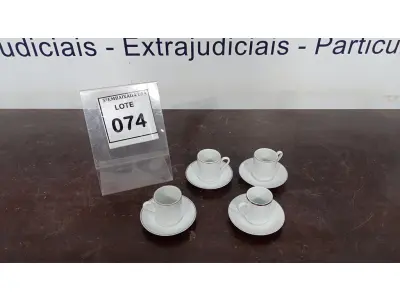 LOTE 074 - 04 XÍCARAS COM 04 PIRES. (NO ESTADO EM QUE SE ENCONTRA. SUJEITO A AVARIAS OCULTAS/VISÍVEIS.)