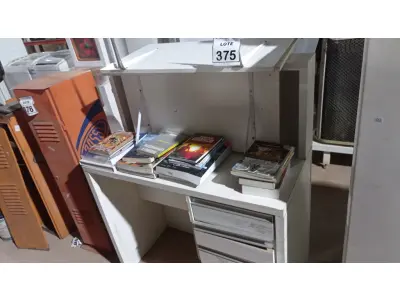 LOTE 375 - 01 RACK DE MADEIRA, 03 PRATELEIRAS E LIVROS DIVERSOS. (NO ESTADO) ATENÇÃO! FAZER A VISITAÇÃO ANTES DE ARREMATAR, NÃO SABEMOS SE FUNCIONA, LEILÃO NÃO TEM GARANTIA E NEM DEVOLUÇÃO, SUJEITO A POSSÍVEIS AVARIAS VISÍVEIS/OCULTAS E/OU AUSÊNCIA DE COMPONENTES
