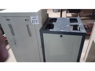LOTE 372 - 02 RACKS DE FERRO COM PORTA DE ACRÍLICO. (NO ESTADO) ATENÇÃO! FAZER A VISITAÇÃO ANTES DE ARREMATAR, NÃO SABEMOS SE FUNCIONA, LEILÃO NÃO TEM GARANTIA E NEM DEVOLUÇÃO, SUJEITO A POSSÍVEIS AVARIAS VISÍVEIS/OCULTAS E/OU AUSÊNCIA DE COMPONENTES.