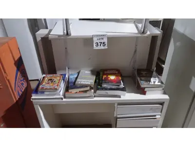 LOTE 375 - 01 RACK DE MADEIRA, 03 PRATELEIRAS E LIVROS DIVERSOS. (NO ESTADO) ATENÇÃO! FAZER A VISITAÇÃO ANTES DE ARREMATAR, NÃO SABEMOS SE FUNCIONA, LEILÃO NÃO TEM GARANTIA E NEM DEVOLUÇÃO, SUJEITO A POSSÍVEIS AVARIAS VISÍVEIS/OCULTAS E/OU AUSÊNCIA DE COMPONENTES