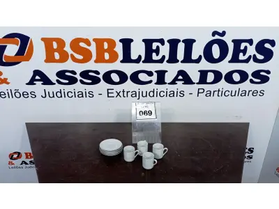 LOTE 069 - 04 XÍCARAS COM 04 PIRES. (NO ESTADO EM QUE SE ENCONTRA. SUJEITO A AVARIAS OCULTAS/VISÍVEIS.)