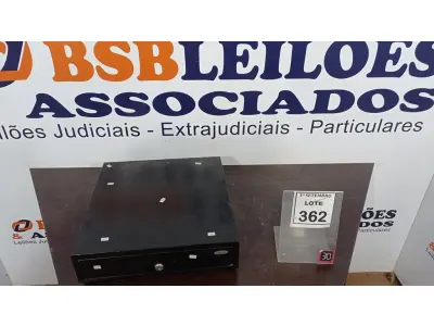 LOTE 362 - 01 GAVETA DE DINHEIRO. (NO ESTADO) ATENÇÃO! FAZER A VISITAÇÃO ANTES DE ARREMATAR, NÃO SABEMOS SE FUNCIONA, LEILÃO NÃO TEM GARANTIA E NEM DEVOLUÇÃO, SUJEITO A POSSÍVEIS AVARIAS VISÍVEIS/OCULTAS E/OU AUSÊNCIA DE COMPONENTES.