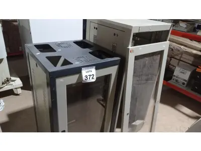 LOTE 372 - 02 RACKS DE FERRO COM PORTA DE ACRÍLICO. (NO ESTADO) ATENÇÃO! FAZER A VISITAÇÃO ANTES DE ARREMATAR, NÃO SABEMOS SE FUNCIONA, LEILÃO NÃO TEM GARANTIA E NEM DEVOLUÇÃO, SUJEITO A POSSÍVEIS AVARIAS VISÍVEIS/OCULTAS E/OU AUSÊNCIA DE COMPONENTES.