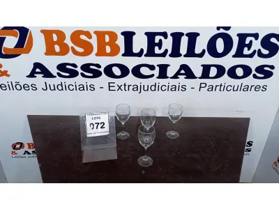 LOTE 072 - 04 TAÇAS EM VIDRO. (NO ESTADO EM QUE SE ENCONTRA. SUJEITO A AVARIAS OCULTAS/VISÍVEIS.)