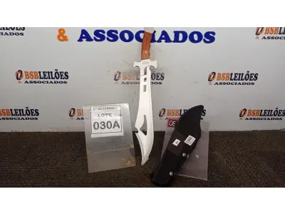 LOTE 030 - 01 FACÃO  IMPORTADA AÇO INOXIDÁVEL CABO EM MADEIRA  FULL TANG BAINHA DE NYLON TAMANHO TOTAL 50CM PESO 526G JÁ AFIADA  . (NO ESTADO) ATENÇÃO! FAZER A VISITAÇÃO ANTES DE ARREMATAR, NÃO SABEMOS SE FUNCIONA, LEILÃO NÃO TEM GARANTIA E NEM DEVOLUÇÃO, SUJEITO A POSSÍVEIS AVARIAS VISÍVEIS/OCULTAS E/OU AUSÊNCIA DE COMPONENTES.