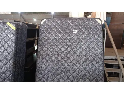 LOTE 091 - 01 COLCHÃO DE CASAL COM BASE 1,98CM X 1,58CM. (NO ESTADO EM QUE SE ENCONTRA. SUJEITO A AVARIAS OCULTAS/VISÍVEIS.)  BF8670G/ AU1901N