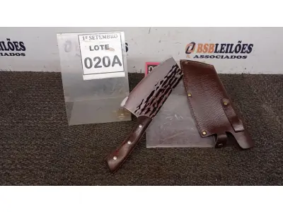 LOTE 020 - 01 CUTELO IMPORTADA AÇO INOXIDÁVEL CABO EM MADEIRA FULL TANG BAINHA DE NAPA TAMANHO TOTAL 30CM PESO 318G JÁ AFIADA. (NO ESTADO) ATENÇÃO! FAZER A VISITAÇÃO ANTES DE ARREMATAR, NÃO SABEMOS SE FUNCIONA, LEILÃO NÃO TEM GARANTIA E NEM DEVOLUÇÃO, SUJEITO A POSSÍVEIS AVARIAS VISÍVEIS/OCULTAS E/OU AUSÊNCIA DE COMPONENTES.