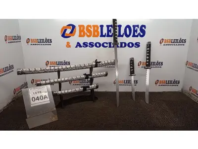 LOTE 040 - 03 ESPADAS KATANA ORNAMENTAL COM SUPORTE. (NO ESTADO) ATENÇÃO! FAZER A VISITAÇÃO ANTES DE ARREMATAR, NÃO SABEMOS SE FUNCIONA, LEILÃO NÃO TEM GARANTIA E NEM DEVOLUÇÃO, SUJEITO A POSSÍVEIS AVARIAS VISÍVEIS/OCULTAS E/OU AUSÊNCIA DE COMPONENTES.