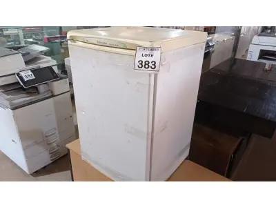 LOTE 383 - 01 FRIGOBAR MARCA ELECTROLUX 220V. (NO ESTADO) ATENÇÃO! FAZER A VISITAÇÃO ANTES DE ARREMATAR, NÃO SABEMOS SE FUNCIONA, LEILÃO NÃO TEM GARANTIA E NEM DEVOLUÇÃO, SUJEITO A POSSÍVEIS AVARIAS VISÍVEIS/OCULTAS E/OU AUSÊNCIA DE COMPONENTES.