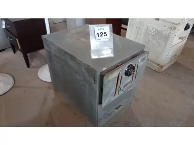 LOTE 125 - 01 COFRE. (NO ESTADO EM QUE SE ENCONTRA. SUJEITO A AVARIAS OCULTAS/VISÍVEIS.) AV9605V