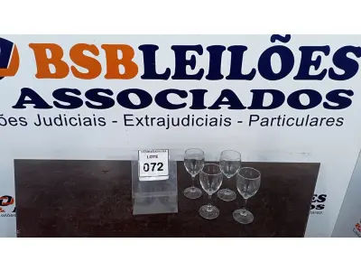LOTE 072 - 04 TAÇAS EM VIDRO. (NO ESTADO EM QUE SE ENCONTRA. SUJEITO A AVARIAS OCULTAS/VISÍVEIS.)