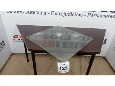 LOTE 123 - 01 VIDRO QUADRADO 0,57CM X 0,57CM COM AVARIAS. (NO ESTADO EM QUE SE ENCONTRA. SUJEITO A AVARIAS OCULTAS/VISÍVEIS.)