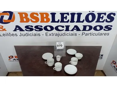 LOTE 070 - 04 XÍCARAS COM 03 PIRES. (NO ESTADO EM QUE SE ENCONTRA. SUJEITO A AVARIAS OCULTAS/VISÍVEIS.)