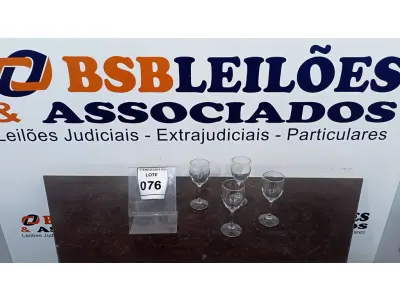 LOTE 076 - 04 TAÇAS EM VIDRO. (NO ESTADO EM QUE SE ENCONTRA. SUJEITO A AVARIAS OCULTAS/VISÍVEIS.)