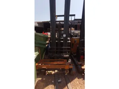 LOTE 499 - 01 EMPILHADEIRA ELÉTRICA. (NO ESTADO) ATENÇÃO! FAZER A VISITAÇÃO ANTES DE ARREMATAR, NÃO SABEMOS SE FUNCIONA. LEILÃO NÃO TEM GARANTIA E NEM DEVOLUÇÃO, SUJEITO A POSSÍVEIS AVARIAS VISÍVEIS/OCULTAS E/OU AUSÊNCIA DE COMPONENTES.