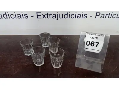 LOTE 067 - 05 COPOS DE VIDRO. (NO ESTADO EM QUE SE ENCONTRA. SUJEITO A AVARIAS OCULTAS/VISÍVEIS.)