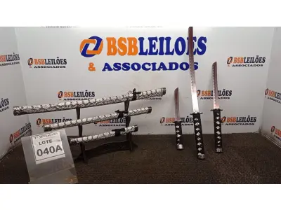 LOTE 040 - 03 ESPADAS KATANA ORNAMENTAL COM SUPORTE. (NO ESTADO) ATENÇÃO! FAZER A VISITAÇÃO ANTES DE ARREMATAR, NÃO SABEMOS SE FUNCIONA, LEILÃO NÃO TEM GARANTIA E NEM DEVOLUÇÃO, SUJEITO A POSSÍVEIS AVARIAS VISÍVEIS/OCULTAS E/OU AUSÊNCIA DE COMPONENTES.