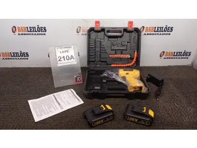 LOTE 210 - 01 PARAFUSADEIRA 36V DUAS BATERIAS COM MALETA E BITS. (NO ESTADO) ATENÇÃO! FAZER A VISITAÇÃO ANTES DE ARREMATAR, NÃO SABEMOS SE FUNCIONA, LEILÃO NÃO TEM GARANTIA E NEM DEVOLUÇÃO, SUJEITO A POSSÍVEIS AVARIAS VISÍVEIS/OCULTAS E/OU AUSÊNCIA DE COMPONENTES.