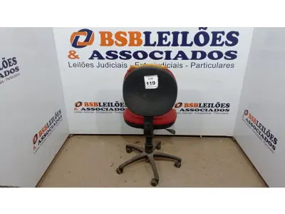 LOTE 119 - 01 CADEIRA GIRATÓRIA PARA ESCRITÓRIO NA COR VERMELHA. (NO ESTADO EM QUE SE ENCONTRA. SUJEITO A AVARIAS OCULTAS/VISÍVEIS.)  