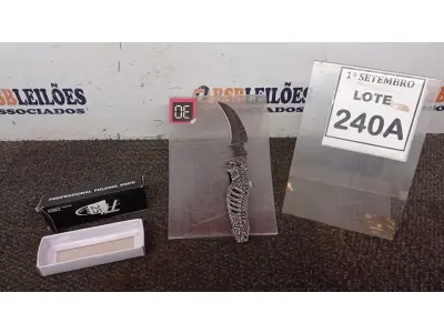 LOTE 240 - 01 CANIVETE CAVEIRA MODELO KARAMBIT. (NO ESTADO) ATENÇÃO! FAZER A VISITAÇÃO ANTES DE ARREMATAR, NÃO SABEMOS SE FUNCIONA, LEILÃO NÃO TEM GARANTIA E NEM DEVOLUÇÃO, SUJEITO A POSSÍVEIS AVARIAS VISÍVEIS/OCULTAS E/OU AUSÊNCIA DE COMPONENTES.