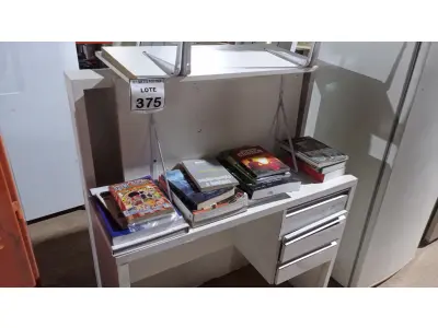 LOTE 375 - 01 RACK DE MADEIRA, 03 PRATELEIRAS E LIVROS DIVERSOS. (NO ESTADO) ATENÇÃO! FAZER A VISITAÇÃO ANTES DE ARREMATAR, NÃO SABEMOS SE FUNCIONA, LEILÃO NÃO TEM GARANTIA E NEM DEVOLUÇÃO, SUJEITO A POSSÍVEIS AVARIAS VISÍVEIS/OCULTAS E/OU AUSÊNCIA DE COMPONENTES