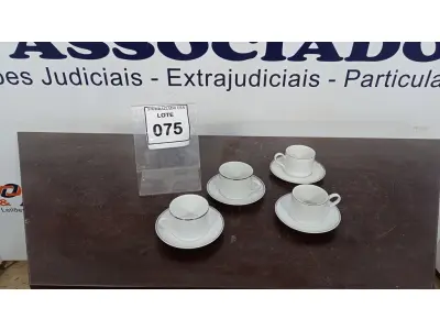 LOTE 075 - 04 XÍCARAS COM 04 PIRES. (NO ESTADO EM QUE SE ENCONTRA. SUJEITO A AVARIAS OCULTAS/VISÍVEIS.)