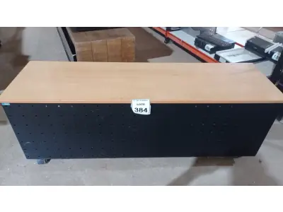 LOTE 384 - 01 RACK 02 PORTAS DE CORRER COM RODINHAS. (NO ESTADO) ATENÇÃO! FAZER A VISITAÇÃO ANTES DE ARREMATAR, NÃO SABEMOS SE FUNCIONA, LEILÃO NÃO TEM GARANTIA E NEM DEVOLUÇÃO, SUJEITO A POSSÍVEIS AVARIAS VISÍVEIS/OCULTAS E/OU AUSÊNCIA DE COMPONENTES.