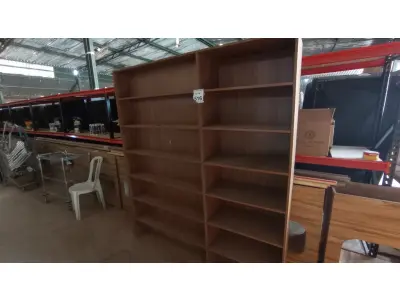 LOTE 516 - 01 ESTANTE EM MADEIRA  1,72 x 2,01, COM 12 PRATELEIRAS. (NO ESTADO) ATENÇÃO! FAZER A VISITAÇÃO ANTES DE ARREMATAR, NÃO SABEMOS SE FUNCIONA, LEILÃO NÃO TEM GARANTIA E NEM DEVOLUÇÃO, SUJEITO A POSSÍVEIS AVARIAS VISÍVEIS/OCULTAS E/OU AUSÊNCIA DE COMPONENTES.