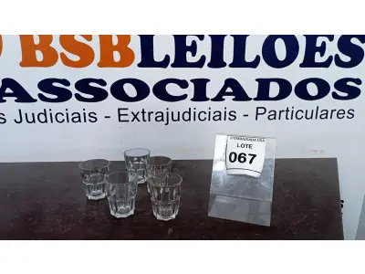 LOTE 067 - 05 COPOS DE VIDRO. (NO ESTADO EM QUE SE ENCONTRA. SUJEITO A AVARIAS OCULTAS/VISÍVEIS.)