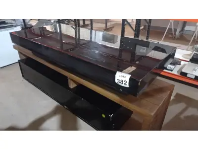 LOTE 382 - 01 RACK DE MADEIRA COM 02 GAVETAS E 01 PORTA E 01 MESA DE CENTRO EM MADEIRA. (NO ESTADO) ATENÇÃO! FAZER A VISITAÇÃO ANTES DE ARREMATAR, NÃO SABEMOS SE FUNCIONA, LEILÃO NÃO TEM GARANTIA E NEM DEVOLUÇÃO, SUJEITO A POSSÍVEIS AVARIAS VISÍVEIS/OCULTAS E/OU AUSÊNCIA DE COMPONENTES.