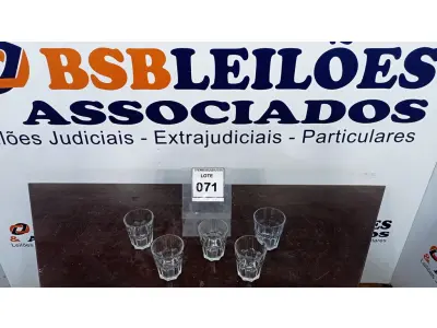 LOTE 071 - 05 COPOS EM VIDRO. (NO ESTADO EM QUE SE ENCONTRA. SUJEITO A AVARIAS OCULTAS/VISÍVEIS.)