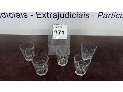 LOTE 071 - 05 COPOS EM VIDRO. (NO ESTADO EM QUE SE ENCONTRA. SUJEITO A AVARIAS OCULTAS/VISÍVEIS.)