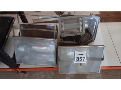 LOTE 357 - 08 REFLETORES DE TAMANHOS VARIADOS. (NO ESTADO) ATENÇÃO! FAZER A VISITAÇÃO ANTES DE ARREMATAR, NÃO SABEMOS SE FUNCIONA, LEILÃO NÃO TEM GARANTIA E NEM DEVOLUÇÃO, SUJEITO A POSSÍVEIS AVARIAS VISÍVEIS/OCULTAS E/OU AUSÊNCIA DE COMPONENTES.